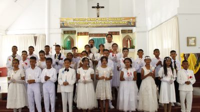 Empat Puluh Delapan Anak di Paroki Camplong Terima Komuni