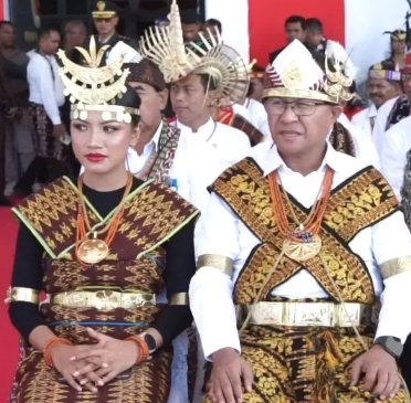 Bupati & Wakil Bupati Kupang dalam Balutan Pakaian Adat Sabu & Helong (Sumber Foto : tangkapan layar)