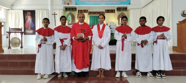 Rm. Chris bersama para misdinar dan lektor pada Misa Hari Raya Pemuliaan Salib Suci - Dok. Komsos Paroki Camplong