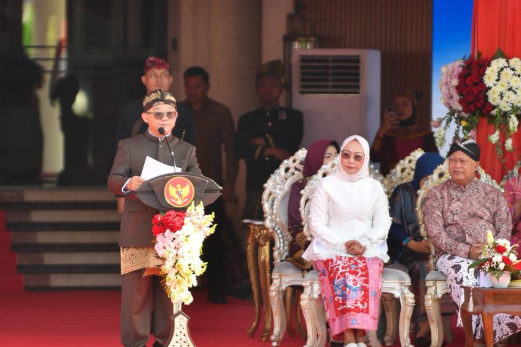 Menteri Pendidikan Dasar dan Menengah (Mendikdasmen), Abdul Mu’ti, saat memimpin upacara peringatan Hari Guru Nasional 2025 di Balai Kota Surabaya. (Foto: Tangkapan Layar)