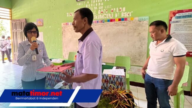 Penyerahan Kunci dan Berita Acara Pembangunan 3 Ruang Sanitasi Oleh Ketua Komite Kepada Kepala UPTD SD Inpres Lili